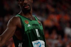 Hayes-Davis gela la Roig Arena sulla sirena dopo un overtime. Pana sul 2-0