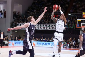 Buona la prima di Dos Santos, la Virtus sbanca Tortona e rimane in vetta