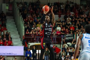 Openjobmetis Varese: un Iroegbu da record contro la Dinamo Sassari