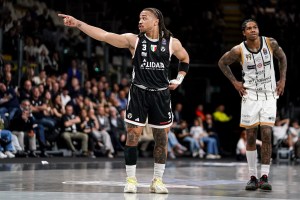 Carsen Edwards: “I’m lucky to have Nigel Hayes-Davis by my side”