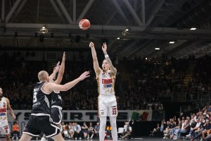 La Reyer Venezia piazza subito il colpo esterno, la Virtus cede in casa