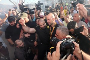 Aris fans welcome Vassilis Spanoulis as 5,000 supporters gather at the airport