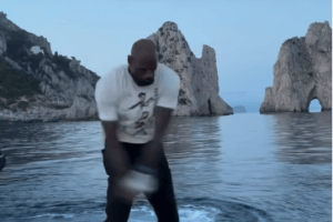 LeBron James si allena a golf in barca davanti ai Faraglioni di Capri