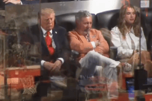 Donald Trump: primo presidente in carica a una finale, ma il video del “pisolino” diventa virale