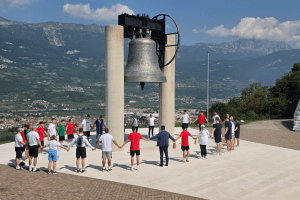 Europeo U18 in Trentino, le delegazioni in visita alla Campana dei Caduti