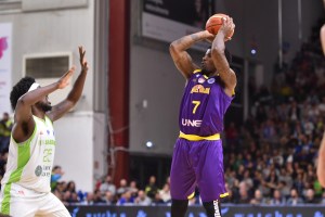Former NBA player DeQuan Jones suffers severe leg injury in Philippine league