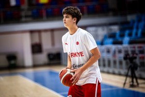Yiğit Okur firma con il Barcellona