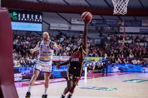 La Reyer Venezia parte con il piede giusto e domina Cantù, alta tensione a bordo campo