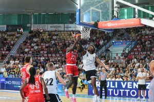 La difesa nel quarto periodo consente alla UNA Hotels di rimontare Udine e vincere 80-74