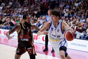 Cantù, esordio in LBA per Simone Ventura: 5 punti contro Venezia