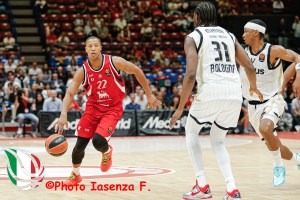 Devon Hall sulla sirena: l’Olimpia Milano batte la Virtus Bologna in un Euroderby pazzesco
