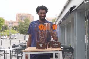 Armoni Brooks in video dalla Spagna: l’ex Olimpia mostra il suo triplete agli LBA Awards