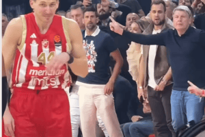 Novak Djokovic tifoso “scatenato” della Stella Rossa nella prima di EuroLeague