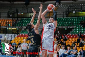 L’Urania controlla la Juvi 90-72 ed è prima vittoria stagionale