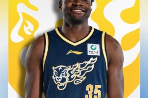 Udoka Azubuike firma con i Guangdong Southern Tigers