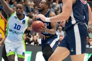 Napoli-Tofas, quasi tre ore di partita tra overtime e continue revisioni