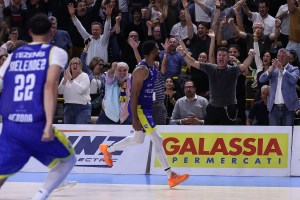 Massinburg risponde a Mathews e fa esplodere di gioia Verona: che finale con Olimpia Milano