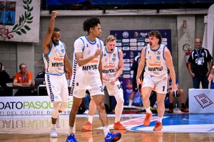 Napoli scappa nell’ultimo periodo e resta imbattuta, vittoria su Cantù 99-80