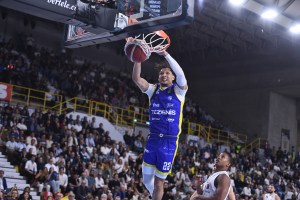 Verona impazzisce: in un folle finale Massinburg stende l’Olimpia Milano