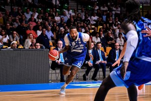 Pallacanestro Cantù, Isaiah Miles verso il taglio dopo l’arrivo di Olisevicius