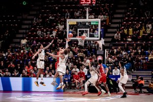 La Virtus affronta le difficoltà e trova soluzioni, l’Olimpia si perde: il commento sul derby d’Italia