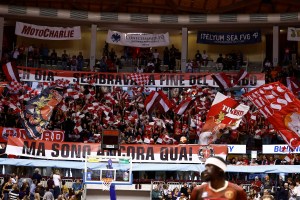 “Sembrava la fine del mondo”. Lo striscione dei tifosi della Pallacanestro Trieste