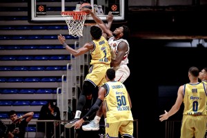 L’Olimpia Milano crolla nel finale, Maccabi alla prima vittoria della stagione