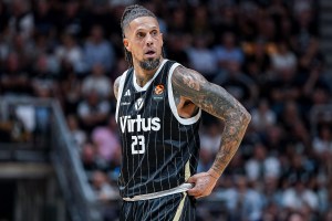 Virtus Bologna, Hackett: “Rimaniamo con i piedi per terra, Carr? Canestro da campione”