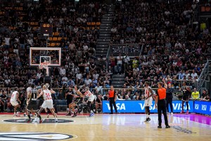 “Bravo Marcus Carr! Braviiiiissiiimo!!!”, la tripla che mette KO i campioni in carica e muove la classifica delle V-Nere