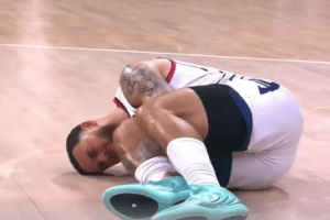 Mike James Leaves Court After Leg Injury