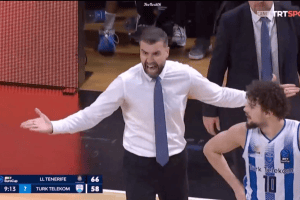 Erdem Can espulso con due tecnici durante Tenerife-Turk Telekom