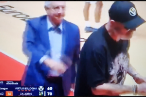 Virtus Bologna-Zalgiris, allontanato uno spettatore a bordocampo. Il vicepresidente Sermasi lo invita ad uscire